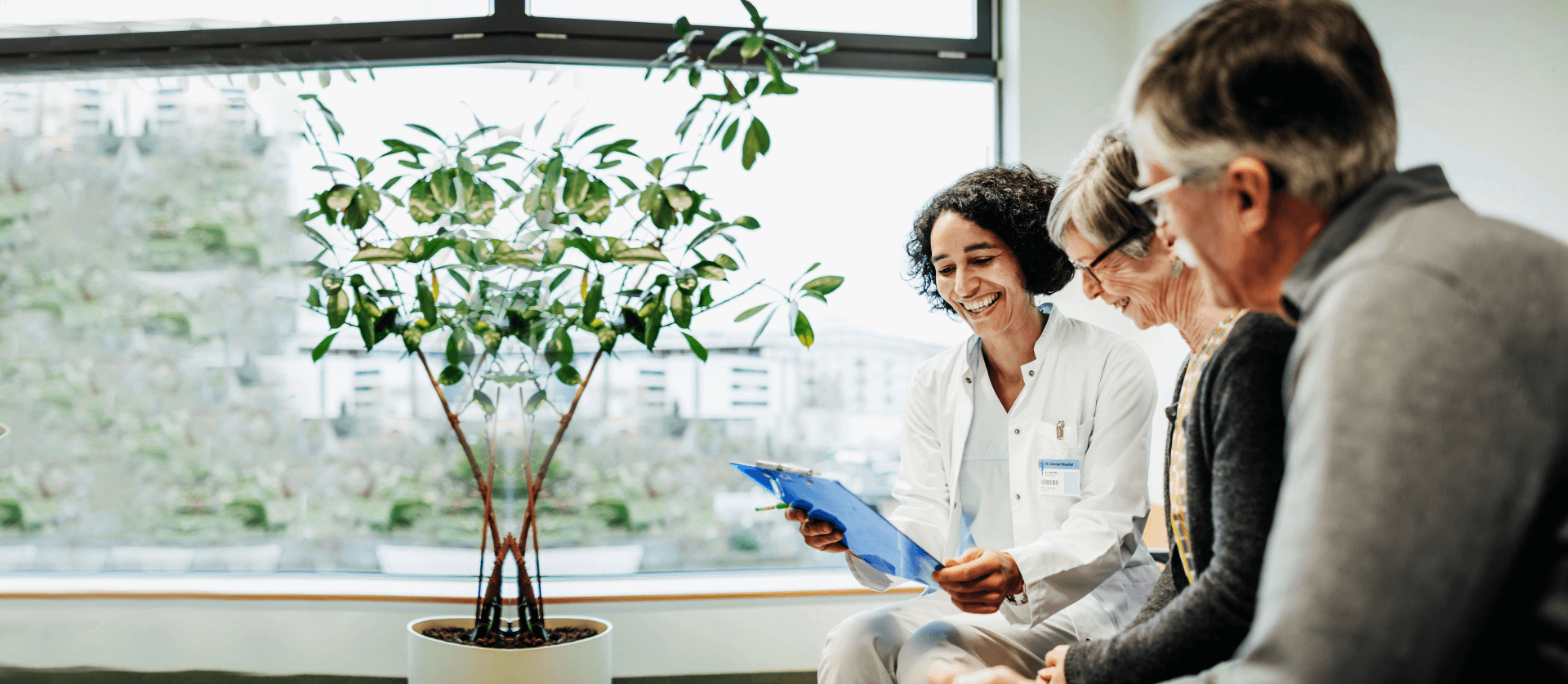 Beratungssituation mit einer Ärztin und zwei Patientinnen